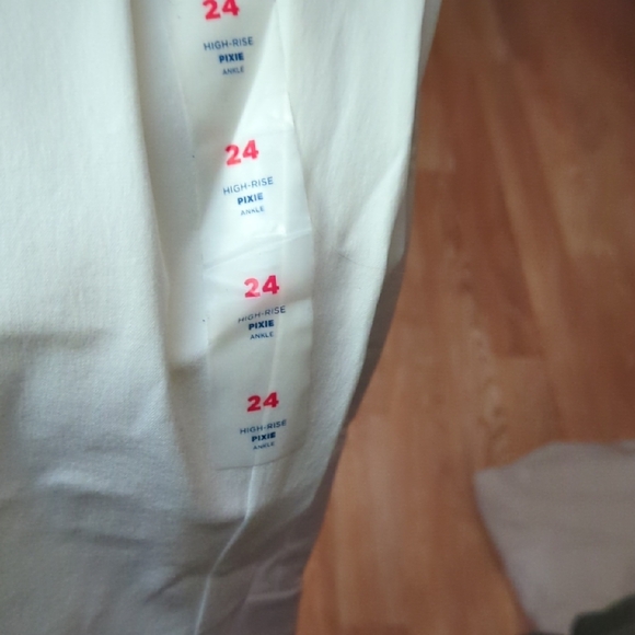 Old Navy White High-Rise Pixie Pants - Picture 4 of 4